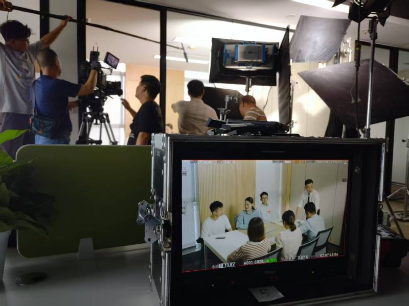 麒麟区TVC拍摄公司：科技产品视觉化大师，诠释未来感与功能美学